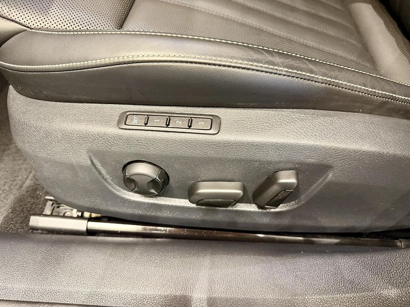 Škoda Superb 2.0 TDi 140 Kw DSG L&K - fotka 30 z 38