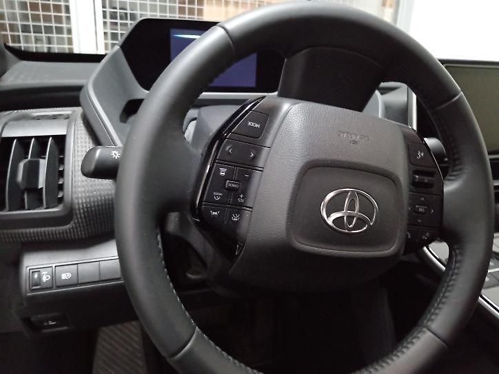 Toyota bZ4X (2024) v záruce 71,4KWh - fotka 12 z 23