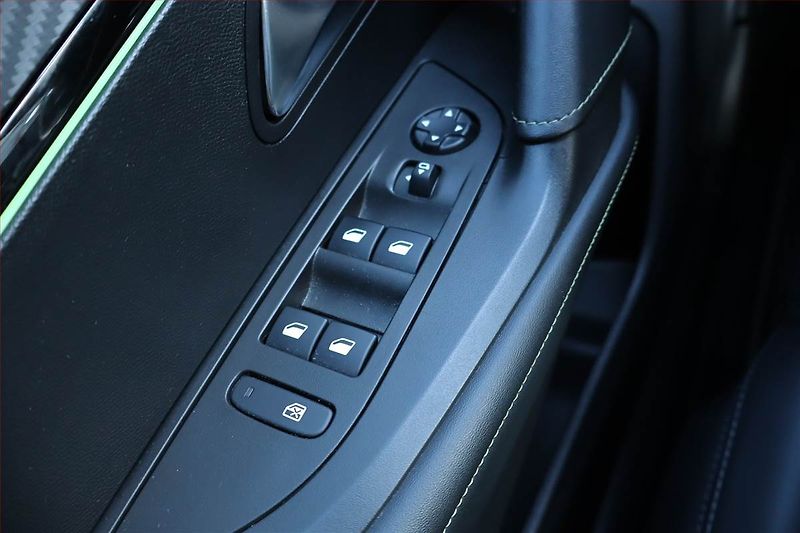 Peugeot 2008 (2021) 1.5 BlueHDi, Automat - fotka 22 z 26