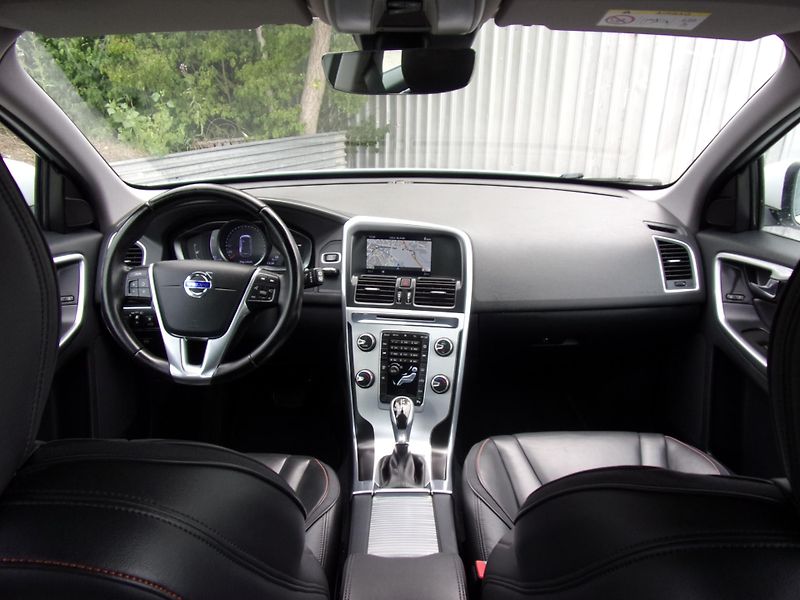 Volvo XC60 (2016) 2.0 D4 140kW OCEAN RACE KRÁSNÉ - fotka 11 z 27