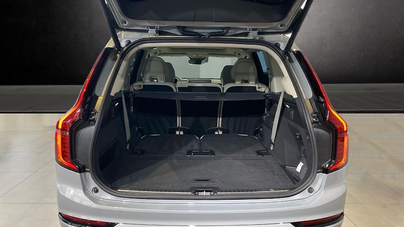 Volvo XC90 (2025) PLUS DARK, T8 AWD, 228+107 kW - fotka 7 z 15