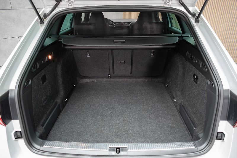 Škoda Superb 2.0 TDI 4x4*SPORTLINE*CANTON* - fotka 44 z 46