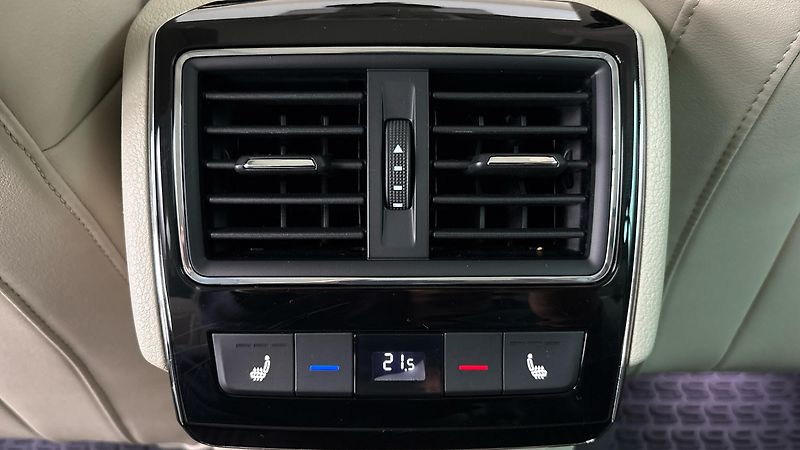 Škoda Superb 2.0 TDI DSG 4x4 L&K Combi - fotka 24 z 37