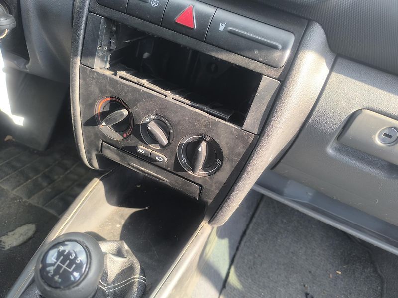 Seat Leon BEZ KOROZE,KLIMA,240KM,NOVÁ TK - fotka 10 z 17
