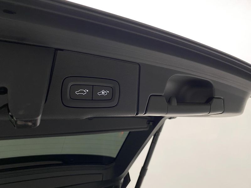 Volvo XC60 B4 AWD MOMENTUM REZERVACE - fotka 32 z 47