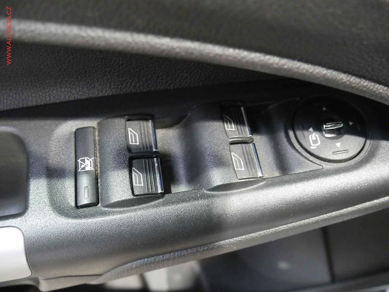 Ford Tourneo Connect (2014) 1.6TDCi MAXi 7míst, 2.maj,ČR - fotka 16 z 18