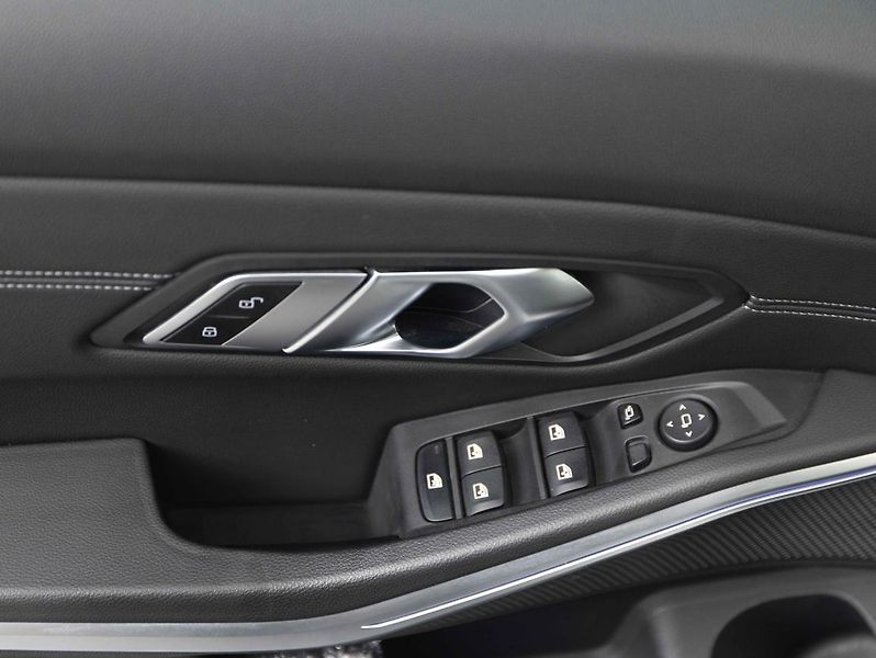BMW Řada 3 320d xDrive - fotka 17 z 22