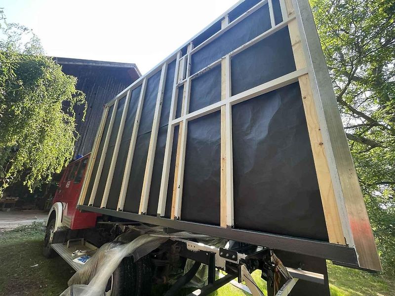 Zatímco většina lidí řeší hypotéky, dětské pokoje a kuchyňské linky, Matěj Straník zvolil jiný život.