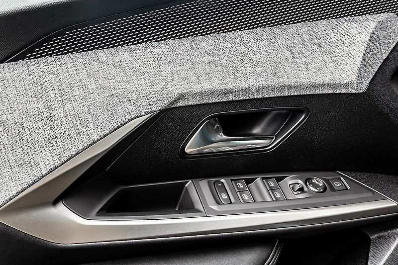 Peugeot 5008 (2026) 1,2 BUSINESS Hybrid 145 e-DCS6 - fotka 9 z 17