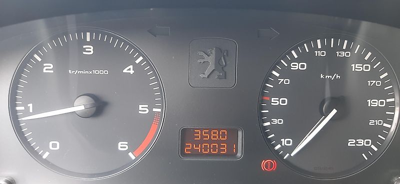 Peugeot 406 (2001) - fotka 1 z 14