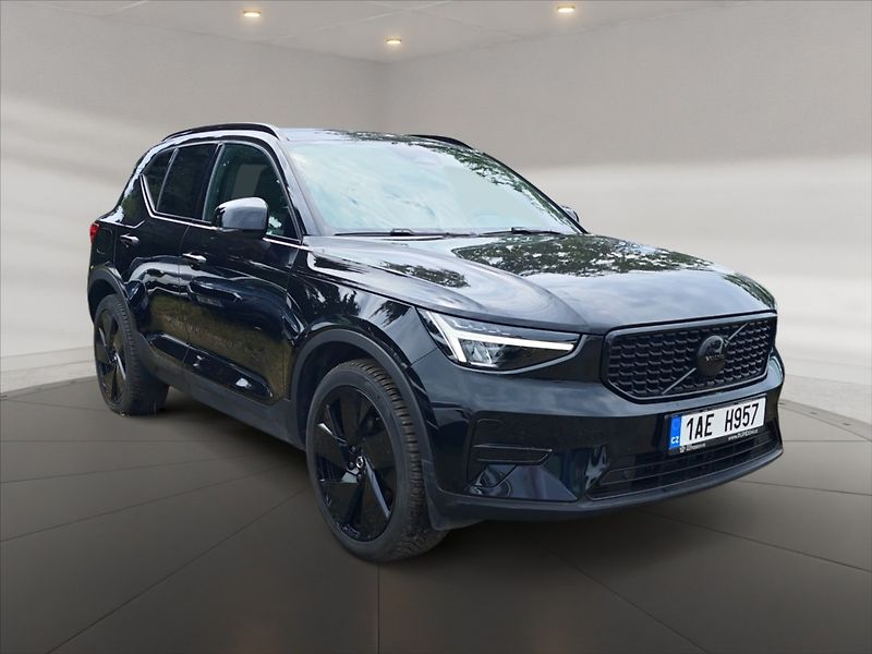 Volvo XC40 2,0 B4 Plus Black Edition AT - fotka 1 z 11