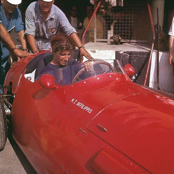 Maria Teresa de Filippis byla první ženou, která kdy řídila vůz Formule 1 při Grand Prix. Motoristický svět ji znal pod přezdívkou Pilotino.