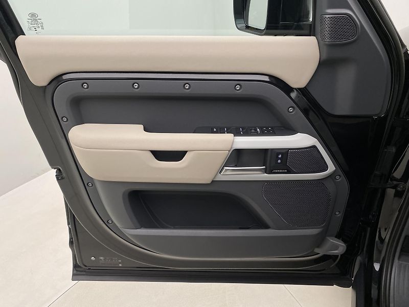 Land Rover Defender 110 D300 X-DYNAMIC AWD AUT CZ - fotka 7 z 49