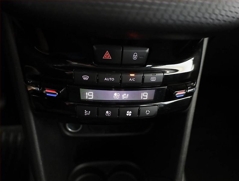 Peugeot 2008 (2019) 1.2 PureTech, ČR,1.maj - fotka 10 z 16