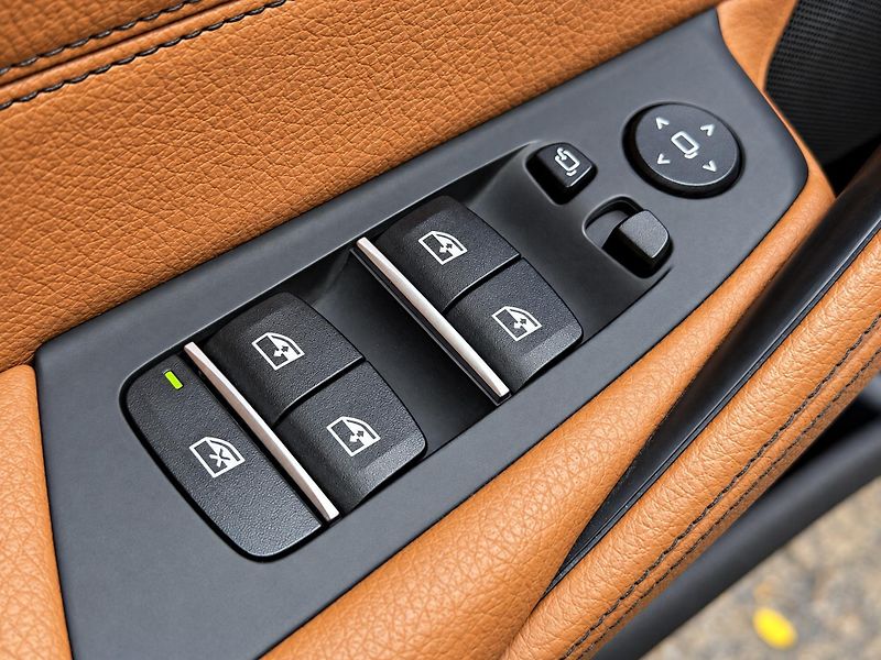 BMW Řada 5 2,0 530i xDrive Luxury Line - fotka 16 z 40