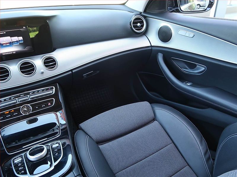 Mercedes-Benz Třídy E (2016) E 200, Automat, Kůže, Navi - fotka 8 z 19
