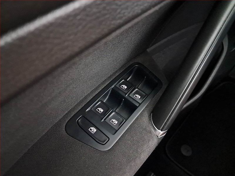 Volkswagen Golf (2019) 1.6 TDI, Kůže, Tempomat - fotka 17 z 18