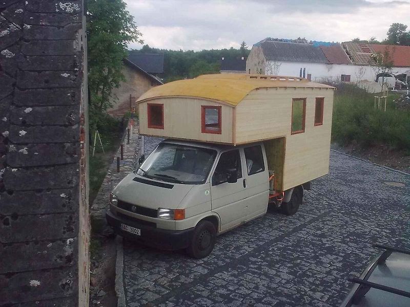 Volkswagen Transportér T4 s dřevěnou nástavbou a u něj skupina Der Schenster Gob.
