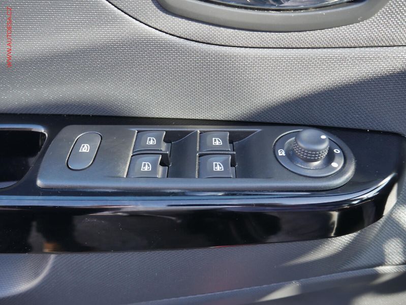 Renault Captur (2016) 1.2 TCe, AT, park.asist - fotka 11 z 15