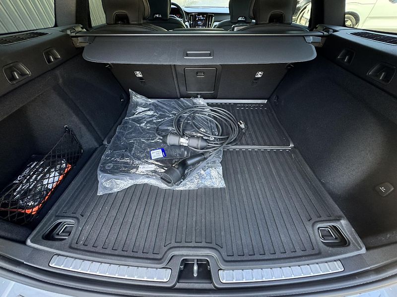 Volvo V60 T6 AWD Ultra Dark // REZERVACE - fotka 27 z 36