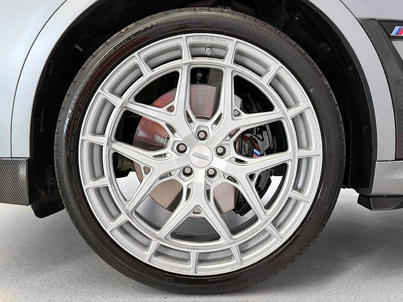 BMW X7 M60i xDrive LARTE DESIGN, B&W - fotka 8 z 40