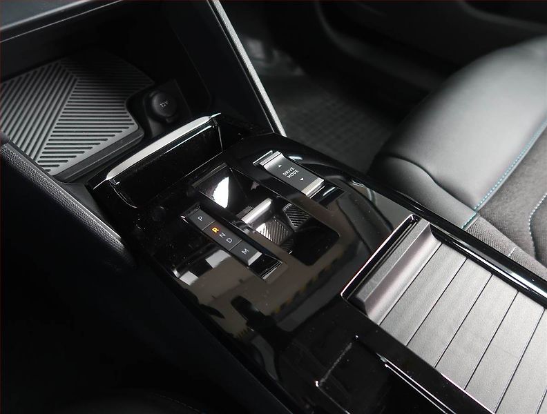 Citroën C4 (2023) Feel 1.2 PureTech, Automat - fotka 13 z 18