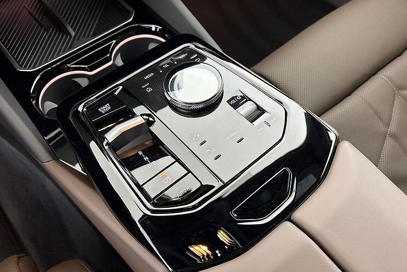BMW i5 xDrive40 Touring - fotka 23 z 26