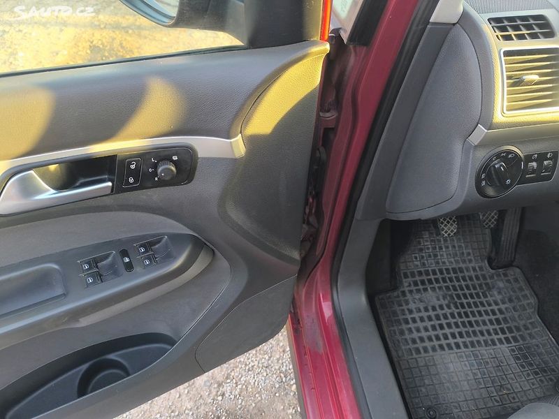 Volkswagen Touran TDI,PĚKNÝ,185TKM,SERVISKA,CENA - fotka 23 z 30