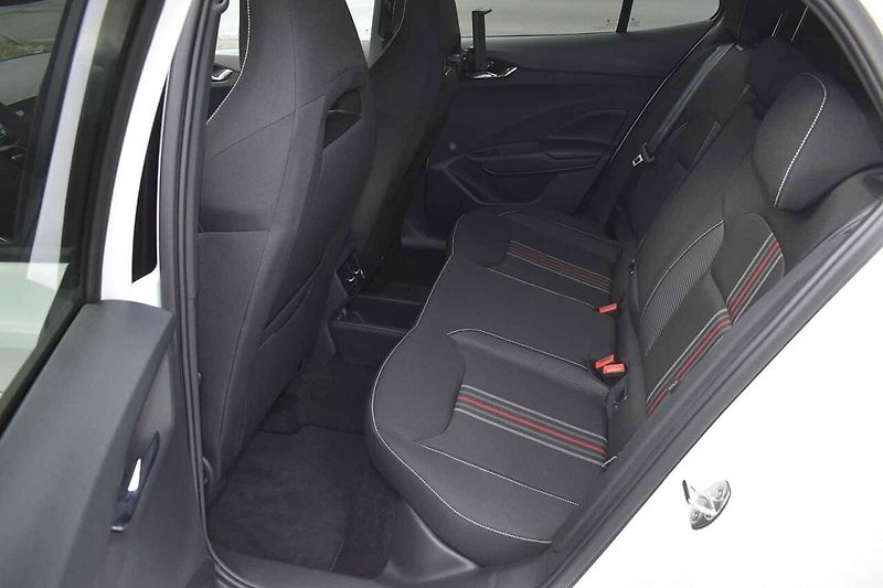 Auto působí přikrčeně, tudíž sportovně.