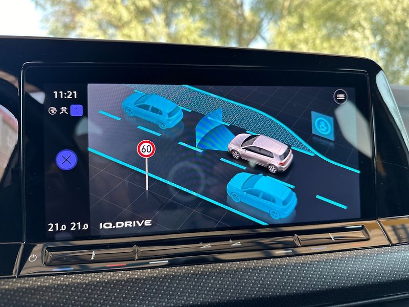 Volkswagen Golf (2021) R 235kW PANOR.NAVI,100%KM - fotka 19 z 24