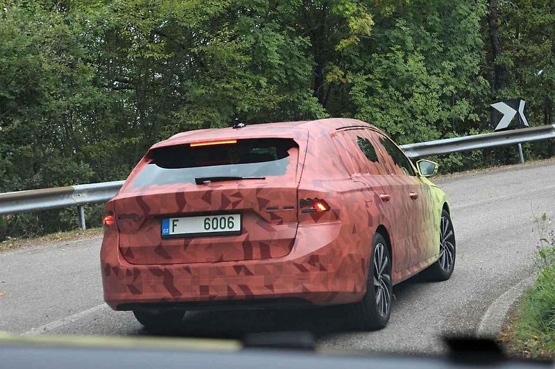 Škoda Octavia Combi IV se zatím skrývá pod kamufláží