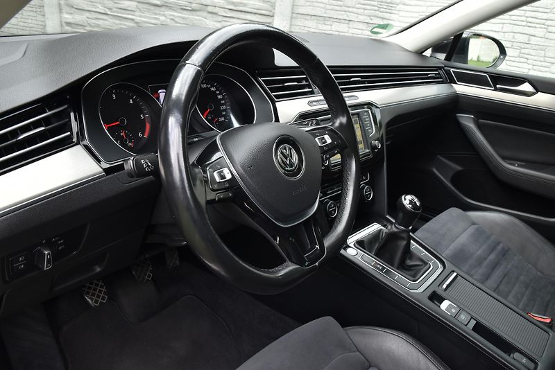 Volkswagen Passat 2.0 TDi CR HIGHLINE, NAVI, LED - fotka 9 z 50