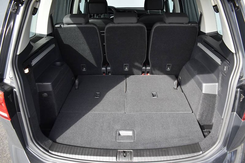 Volkswagen Touran (2023) 1.5TSI 110kW 7 míst, LED - fotka 15 z 25