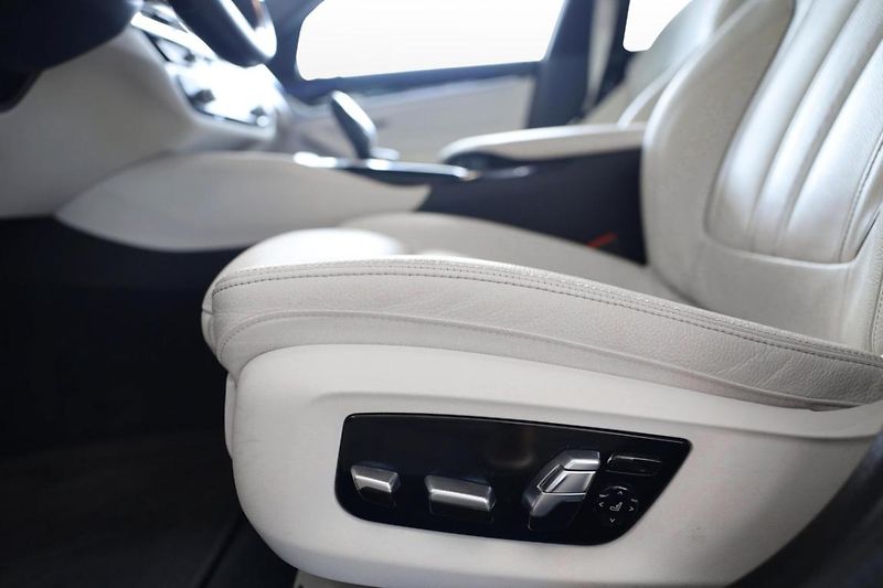BMW Řada 5 530d xDrive Touring - fotka 31 z 33