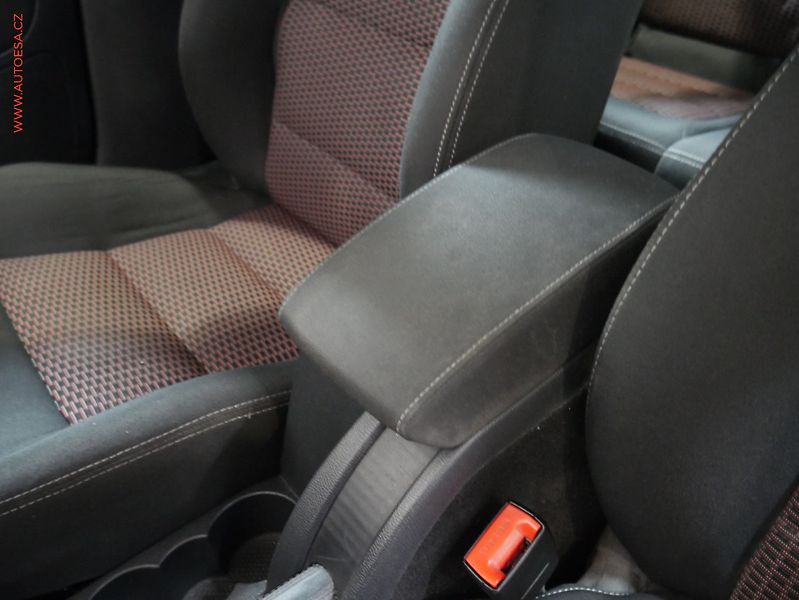 Škoda Octavia (2009) 2.0 TDi, ČR, xenon, autoAC - fotka 17 z 19