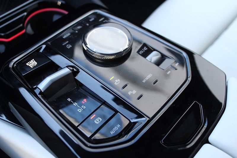 BMW Řada 5 550e xDrive - fotka 14 z 26