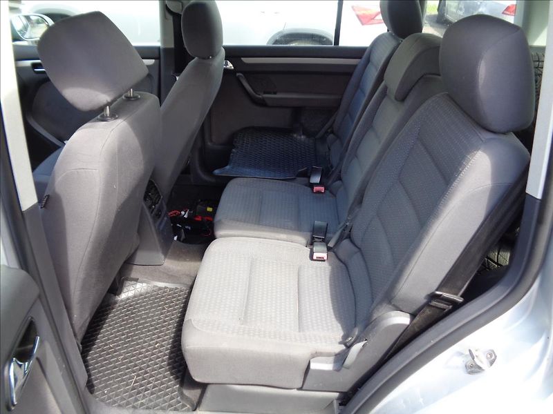 Volkswagen Touran 2,0 - fotka 19 z 25