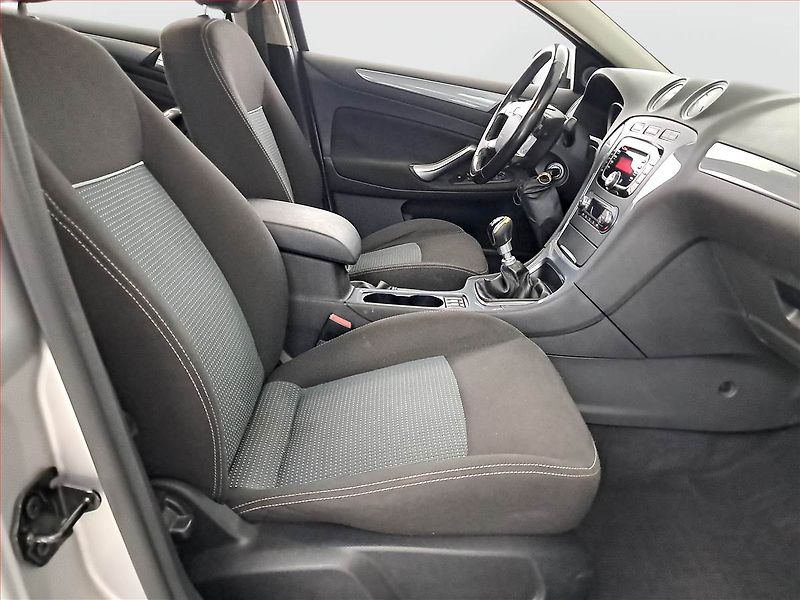 Ford Mondeo (2011) 2.0 TDCi, Vyhř. sedaček - fotka 9 z 14