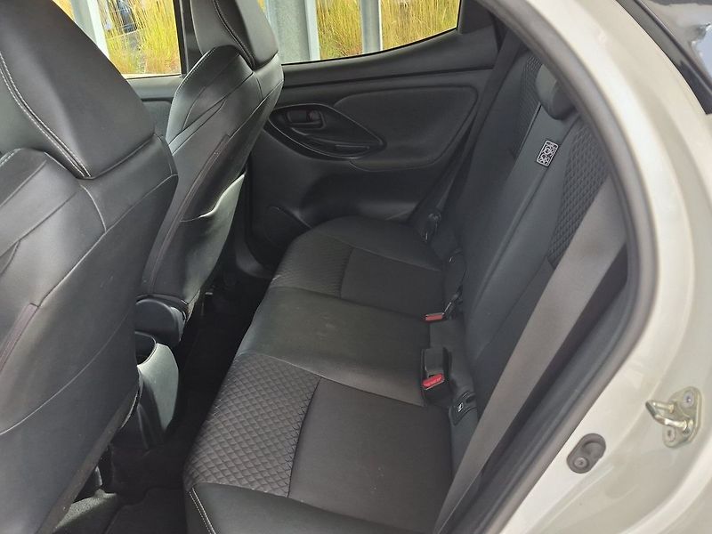 Toyota Yaris Selection Style 1.5 VVT-i 92kW - fotka 13 z 25