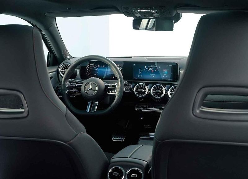 Nejmenší Mercedes je i po modernizaci k dispozici s karosériemi sedan a hatchback