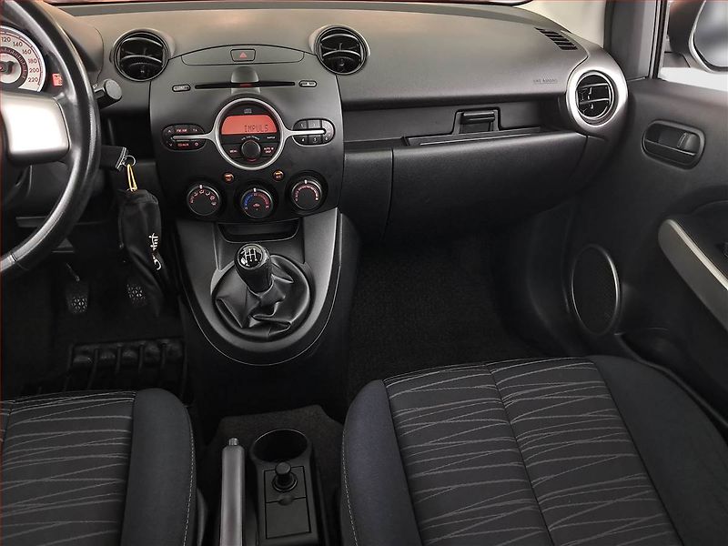Mazda 2 (2008) 1.3 i, rezervace - fotka 8 z 15