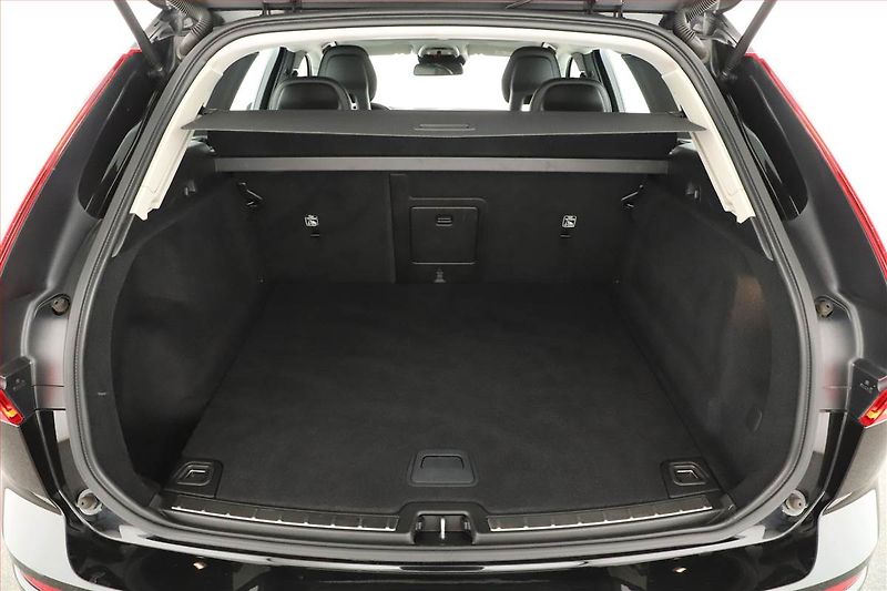 Volvo XC60 (2017) D4 AWD - fotka 11 z 21