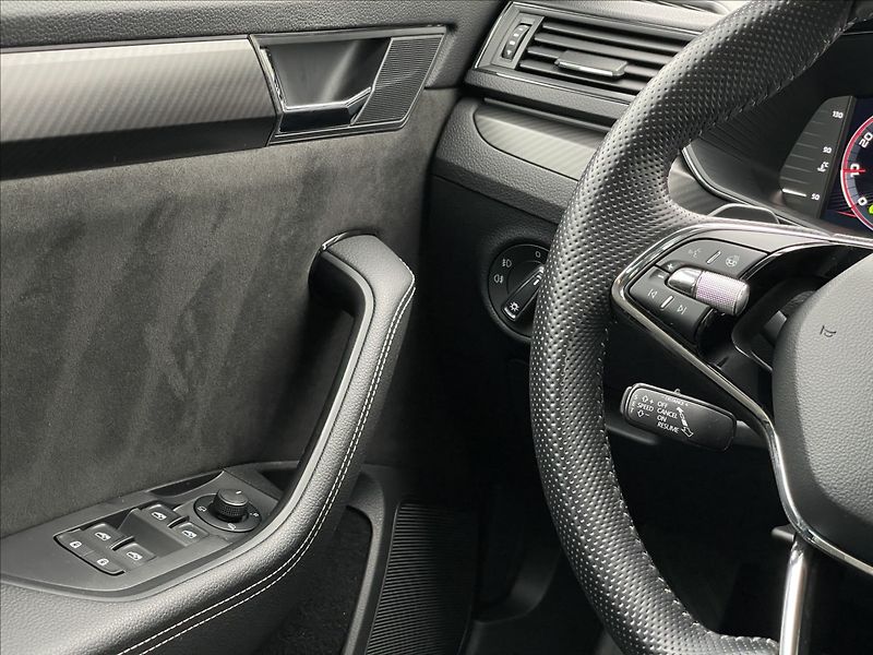 Škoda Superb 2,0 TDI DSG SportLine TAŽNÉ - fotka 14 z 23