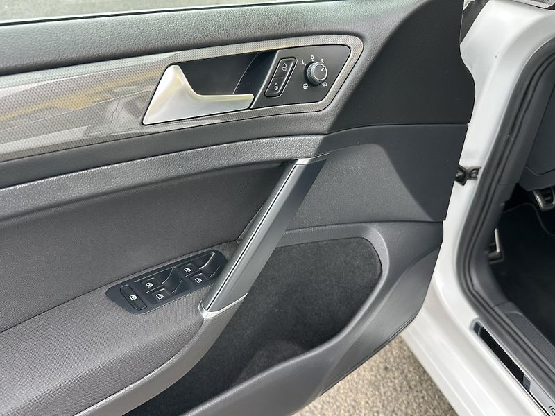 Volkswagen Golf (2019) IQ.DRIVE 1.5TSI110kW 2.Maj. - fotka 5 z 40