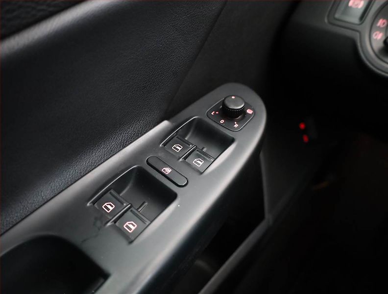 Volkswagen Passat (2010) 2.0 TDI, Automat, po STK - fotka 12 z 17