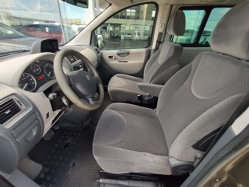 Peugeot Expert Tepee (2013) 2.0 HDI 180k AUT6 TZ - fotka 24 z 26