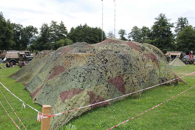 Majitel Tatry 128 František Zimmermann za volantem. Jeho vůz byl středem pozornosti vojenského kempu v Oseku u Duchcova.