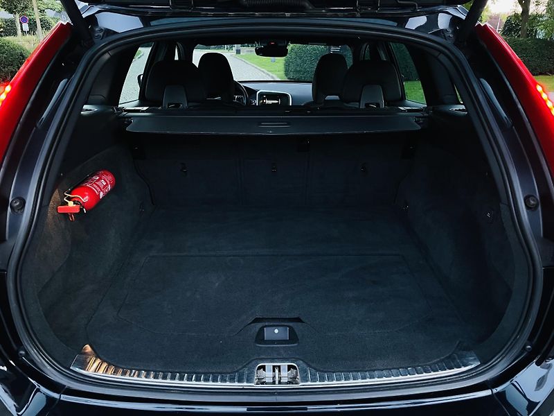 Volvo XC60 2.0D 5VÁLEC AUT TAŽNÉ VÝHŘEV - fotka 20 z 43