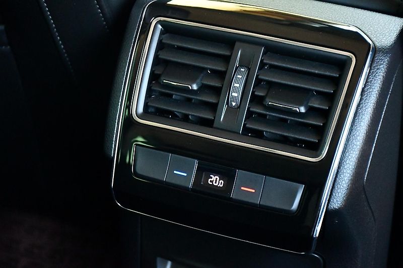 Škoda Superb 2.0TDi 147kW STYLE  NTOP TAŽNÉ - fotka 23 z 45