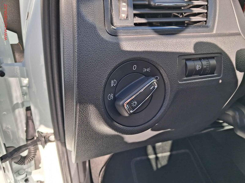 Škoda Rapid (2018) 1.0 TSi, AC, výhřev sed - fotka 15 z 17
